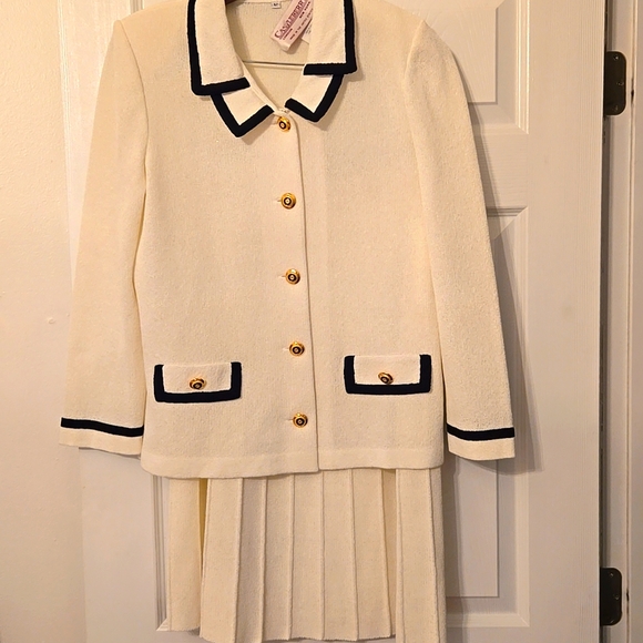 Castleberry Jackets & Blazers - Vintage Castleberry 1980s Ivory Knit Jacket with Black Trim And Pleated Skirt
